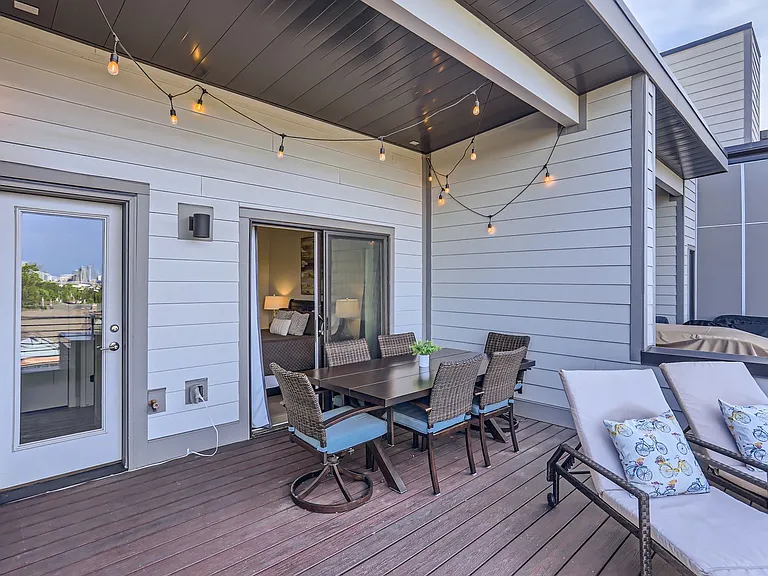 1581 N Perry St — Photo 23