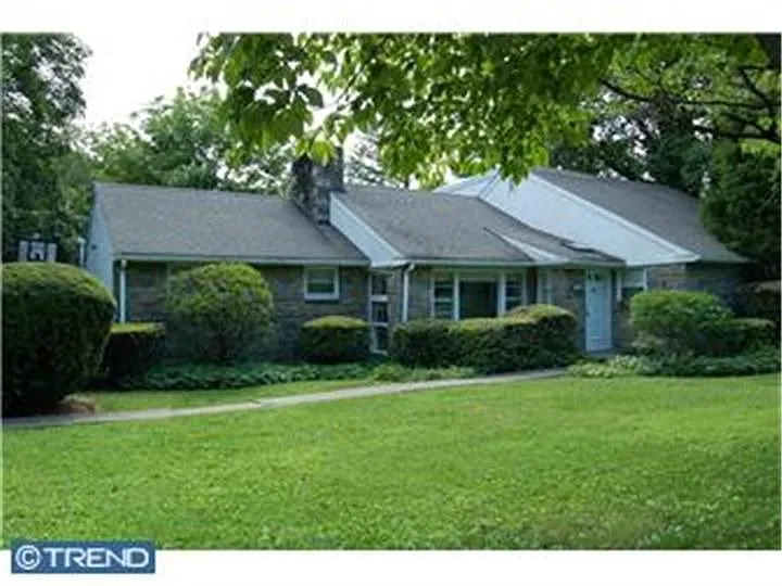 1104 Greentree Ln photo 1