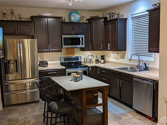 3rd image of 1105 Meadow Dr