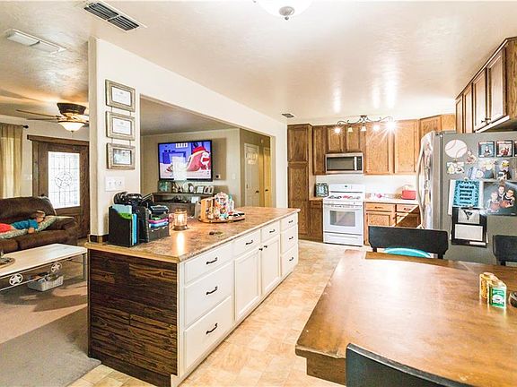 5th image of 310 Sunset Dr