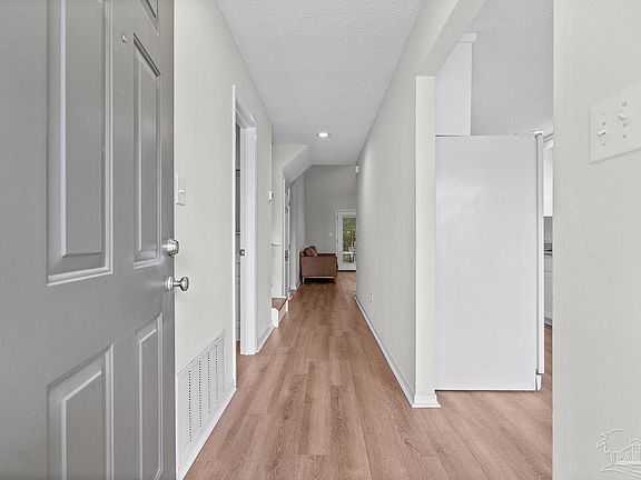 3rd image of 3514 Silvertree Ln