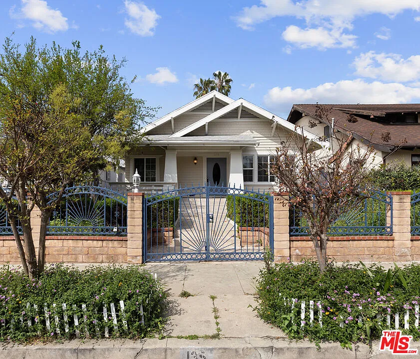 3 bed, 2.0 bath, 1427 sqft, $5,300 — Photo 2