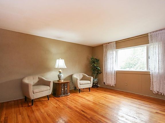 3rd image of 26 Plains Dr
