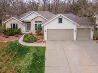 526 Bascom Hill Dr, Baraboo, WI 53913