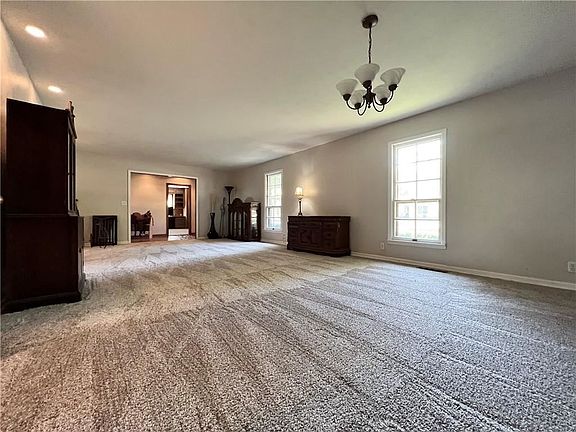 5th image of 615 W Washington St