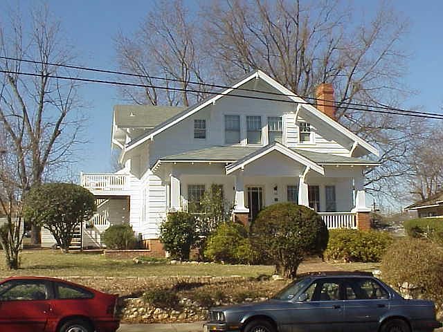 808 Lexington Avenue, frontal view. On the left of the picture the separate entrance to the 2nd floor unit is visible.