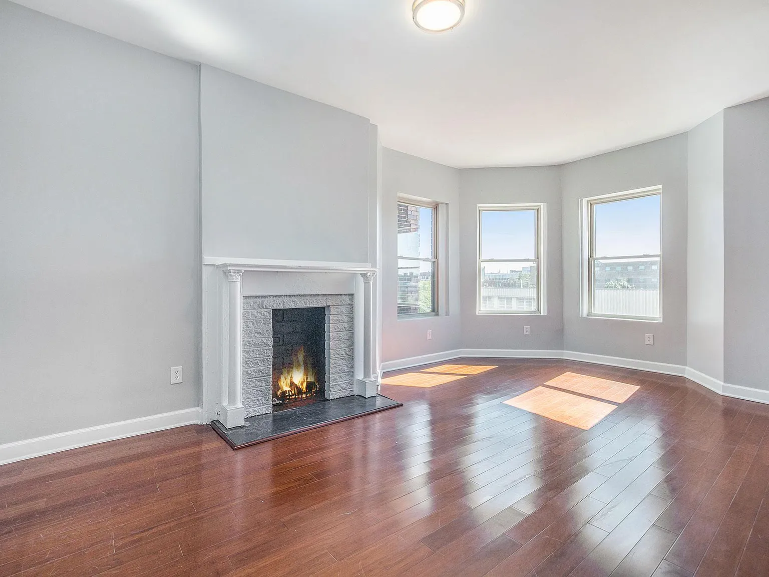 3 bed, 1400 sqft, $1,900 — Photo 2