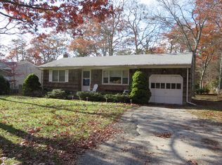 5 Pineview Ln, Hampton Bays, NY 11946