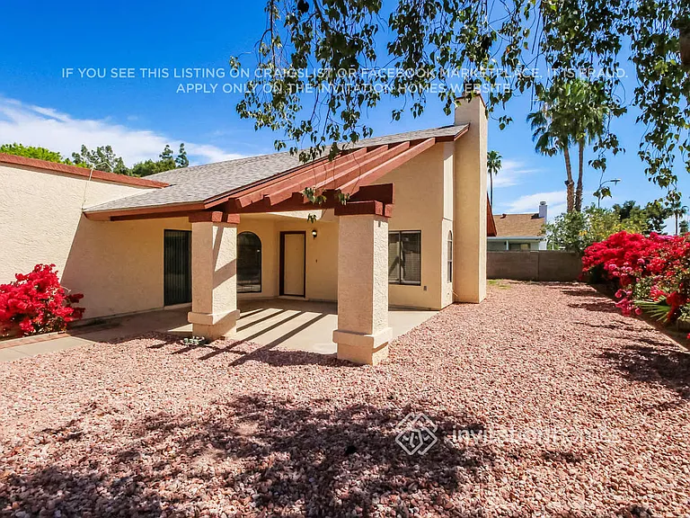 1701 N Pleasant Dr — Photo 2