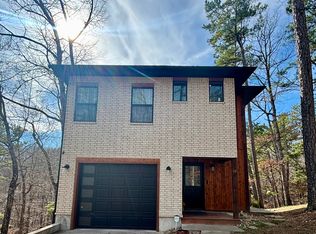 12 Angus St, Eureka Springs, AR 72632