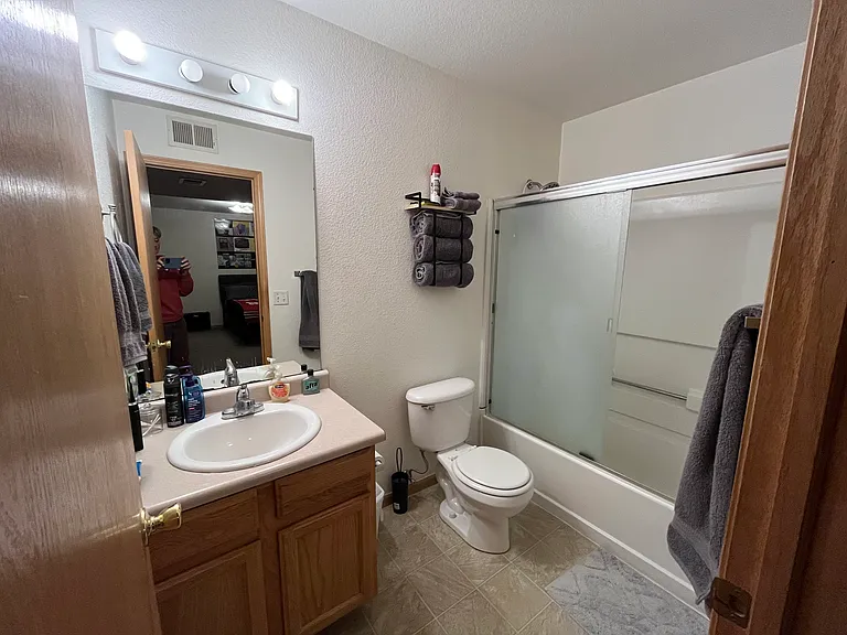Full bathroom to 1st bedroom
