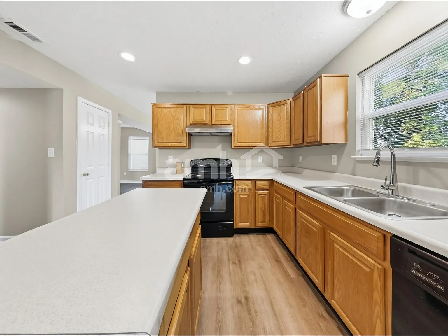 4 bed, 2.5 bath, 2105 sqft, $2,210 — Photo 4