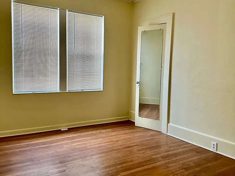 405 E Elm St — Photo 33