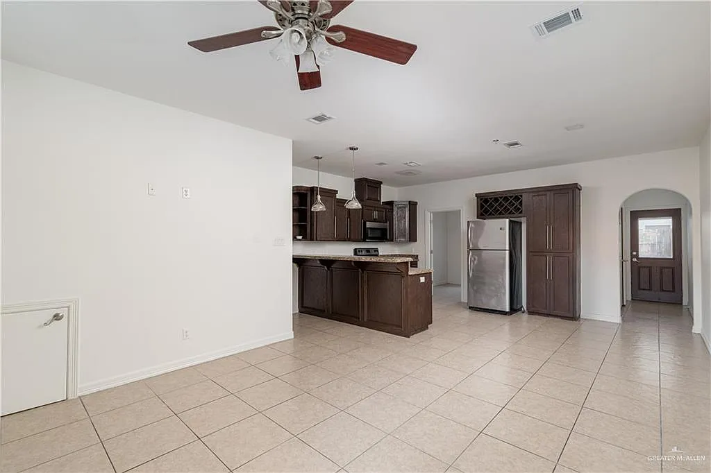 2 bed, 2.5 bath, 1298 sqft, $1,225 — Photo 3