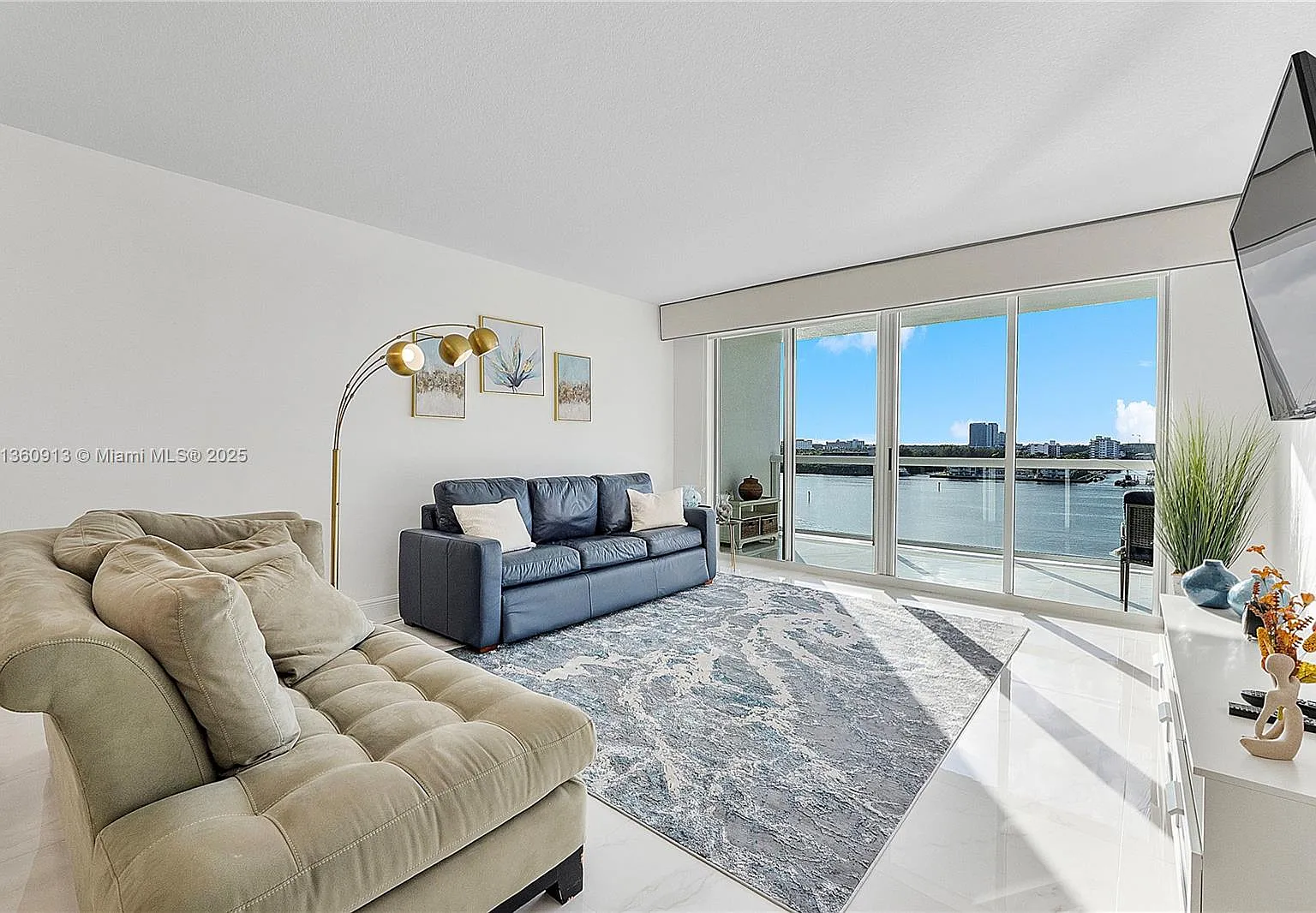 Golden Bay Club Condo — Photo 2