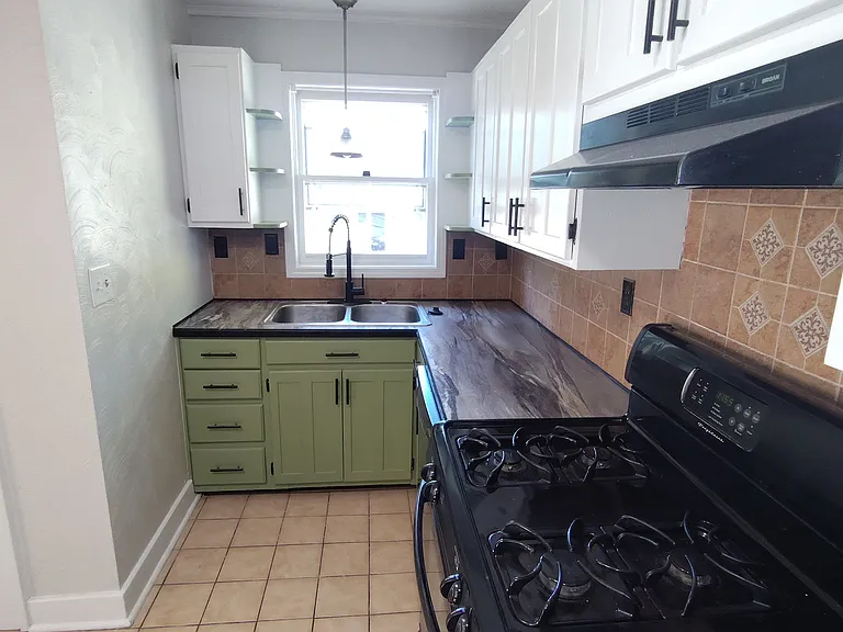 320 S East St — Photo 6