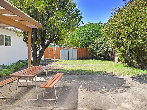 3rd image of 407 Myrtlewood Drive