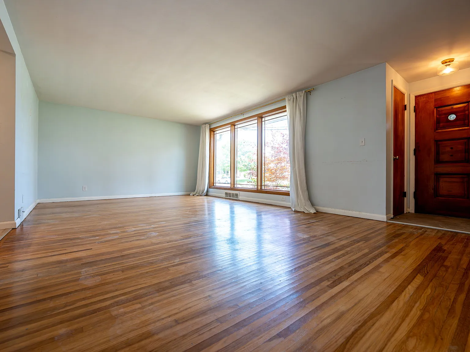 3 bed, 1099 sqft, $2,300 — Photo 4
