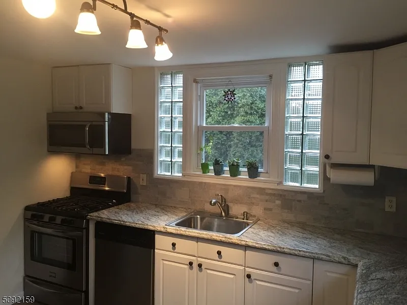 3 bed, 2.0 bath, $4,275 — Photo 4