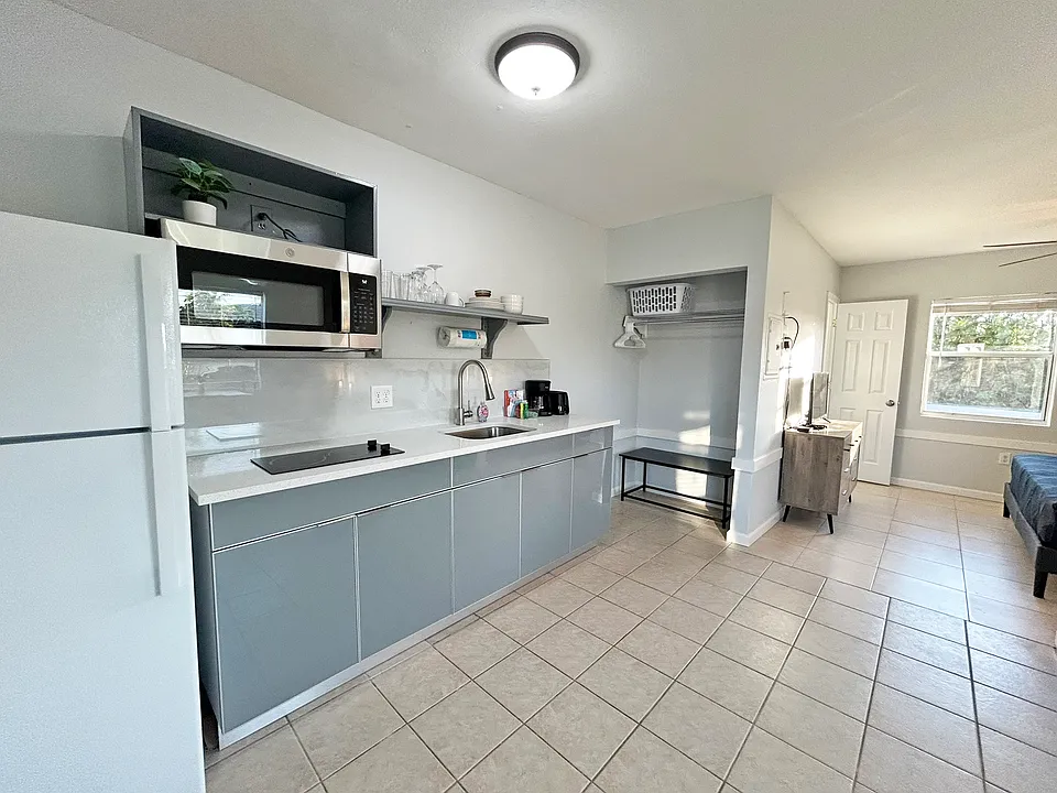 14621 McGregor Blvd #11