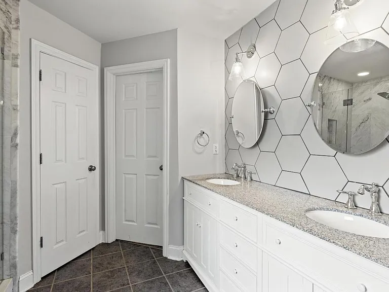 2505 Eastway Dr — Photo 19