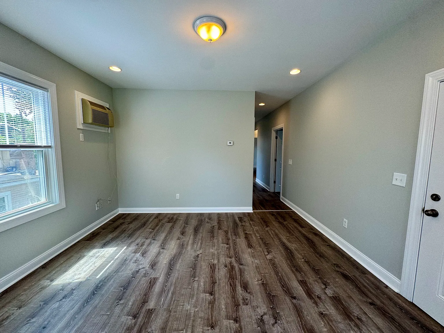 3 bed, 1000 sqft, $2,400 — Photo 4