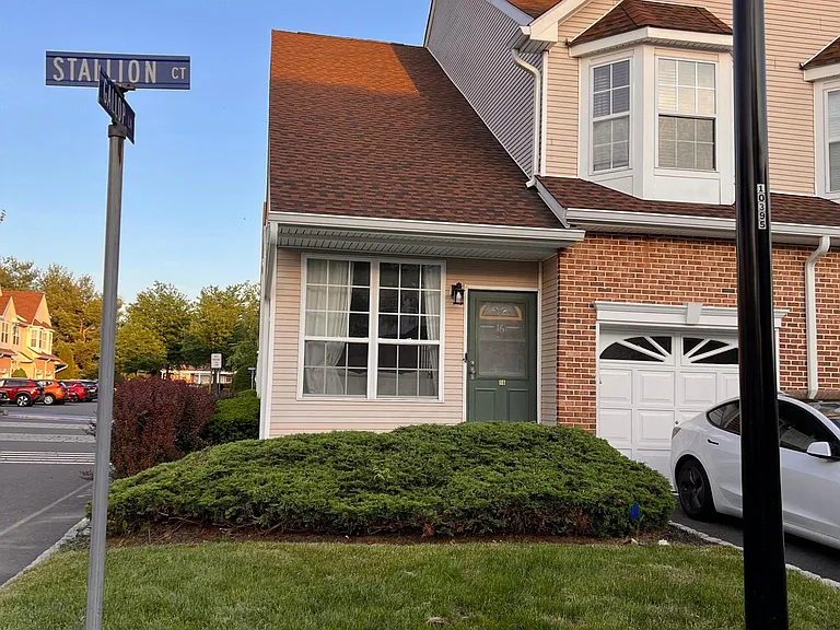 16 Stallion Ct — Photo 1