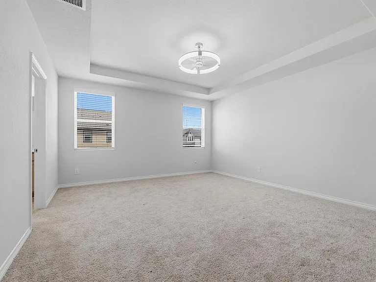 245 Leeland Dr — Photo 12