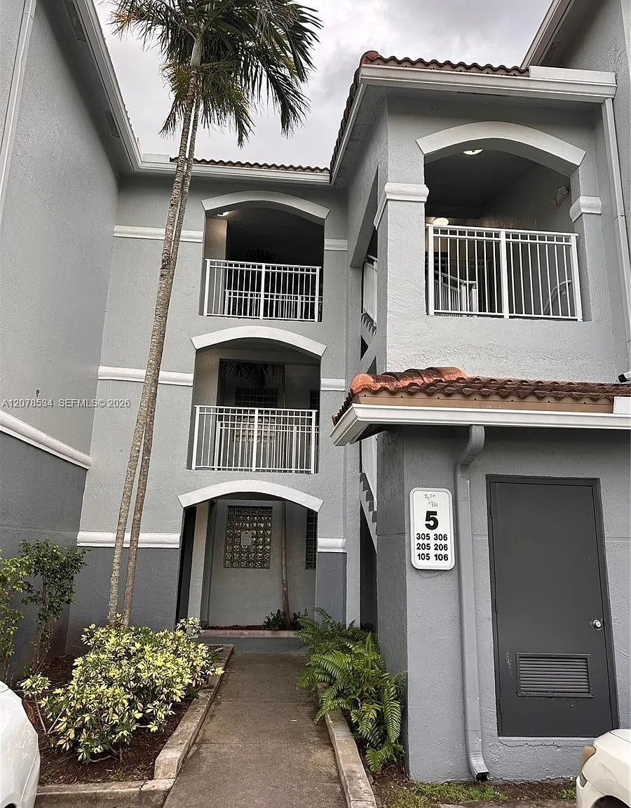 La Via Condo — Photo 1
