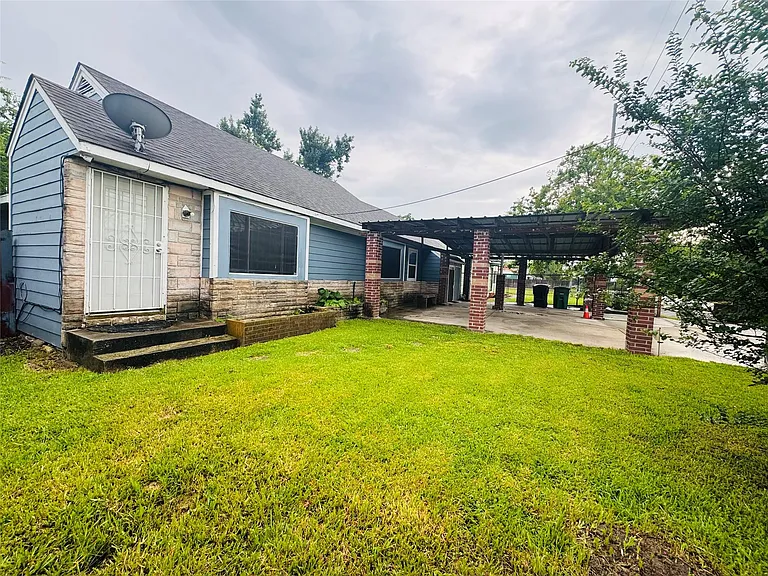 2308 Bennington St — Photo 4