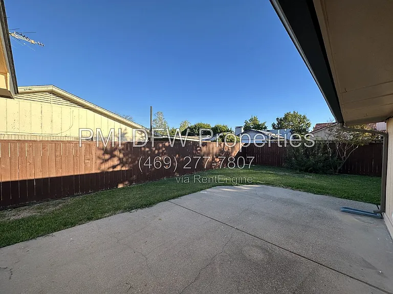 2120 Blossom Ln — Photo 12