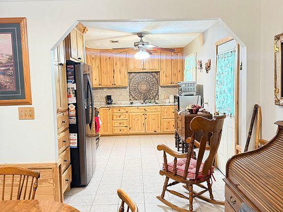 4th image of 935 Travis St