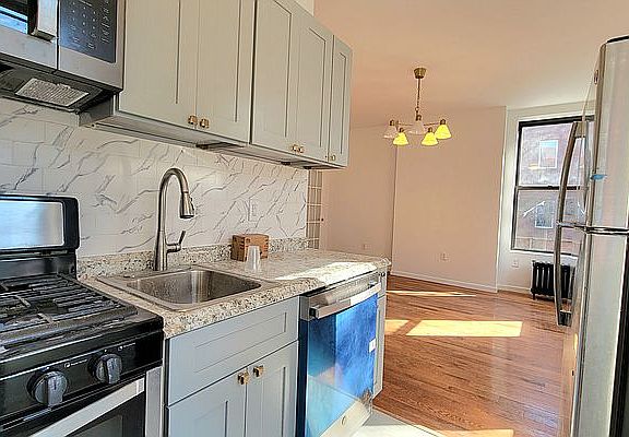 3rd image of 476 Smith St #1