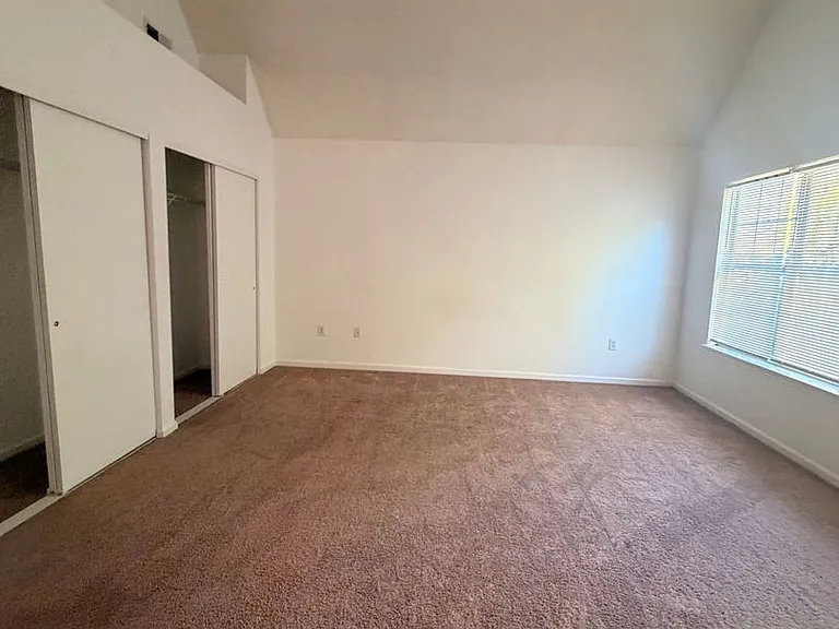 325 Town Pointe Way — Photo 15