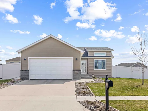 3824 16th St S, Moorhead, MN 56560