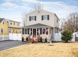 878 Main St, Farmingdale, NY 11735