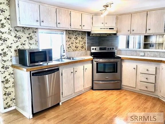 4th image of 945 Singletree Cir
