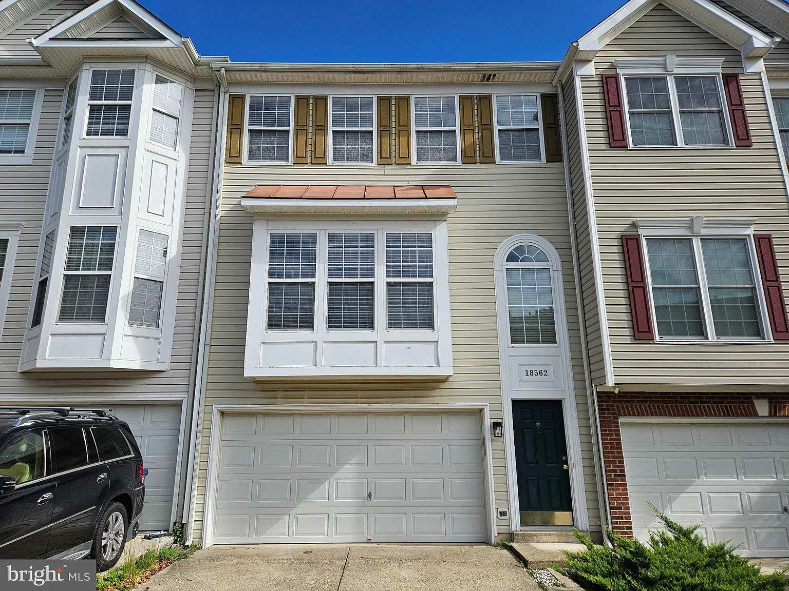 3 bed, 3.5 bath, 2275 sqft, $3,200 — Photo 1