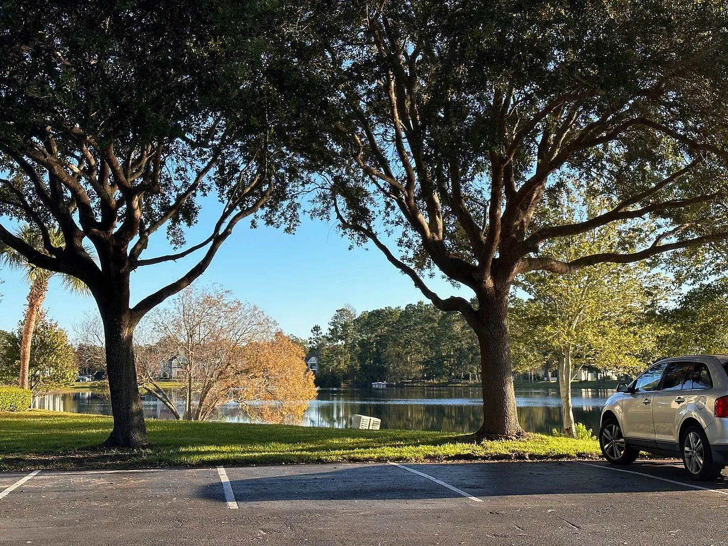 Ground Level, Lake View, Tons of Amenities! Close to The Island — Photo 2