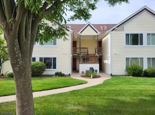 136 Falcon Ridge Way N, Hamburg, NJ 07419