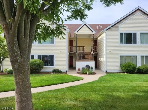 136 Falcon Ridge Way N, Hamburg, NJ 07419