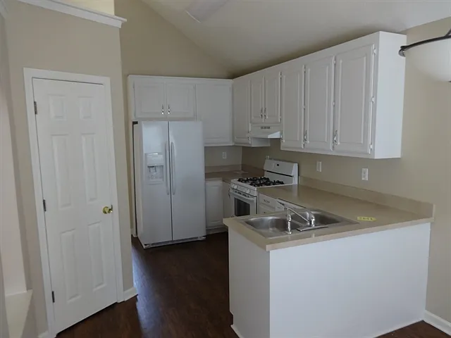 4 bed, 2.5 bath, 1474 sqft, $2,155 — Photo 3