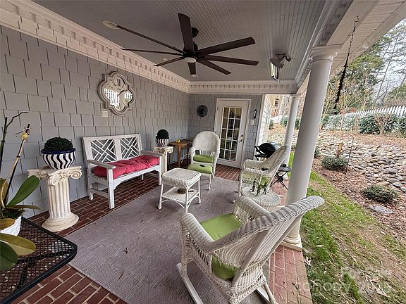 4th image of 225 Kings Creek Ct NE