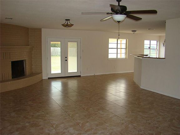 3rd image of 900 Holmes Dr