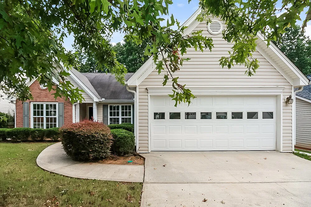 3 bed, 2.0 bath, 1330 sqft, $2,070 — Photo 1