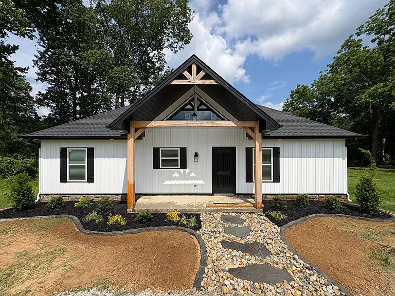 105 Adams Dr — Photo 1