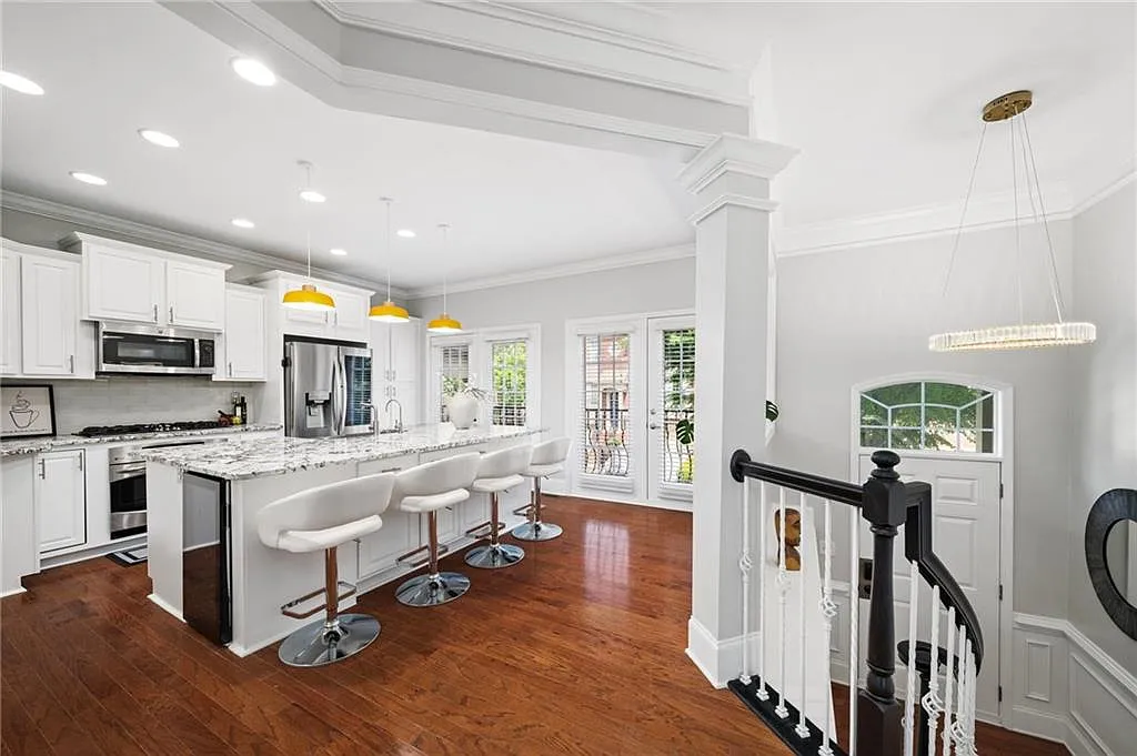 3 bed, 3.5 bath, 2220 sqft, $4,000 — Photo 3