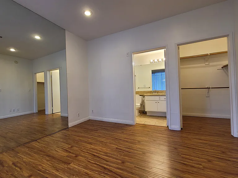 525 S Berendo St #104 — Photo 10