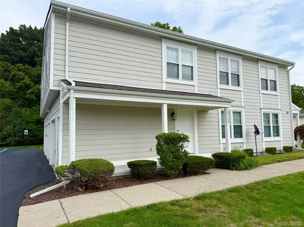 39726 Village Wood Cir, Novi, MI 48375