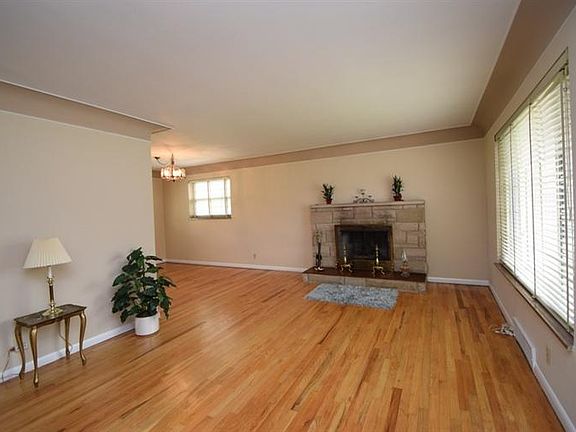 4th image of 3891 Mantell Ave